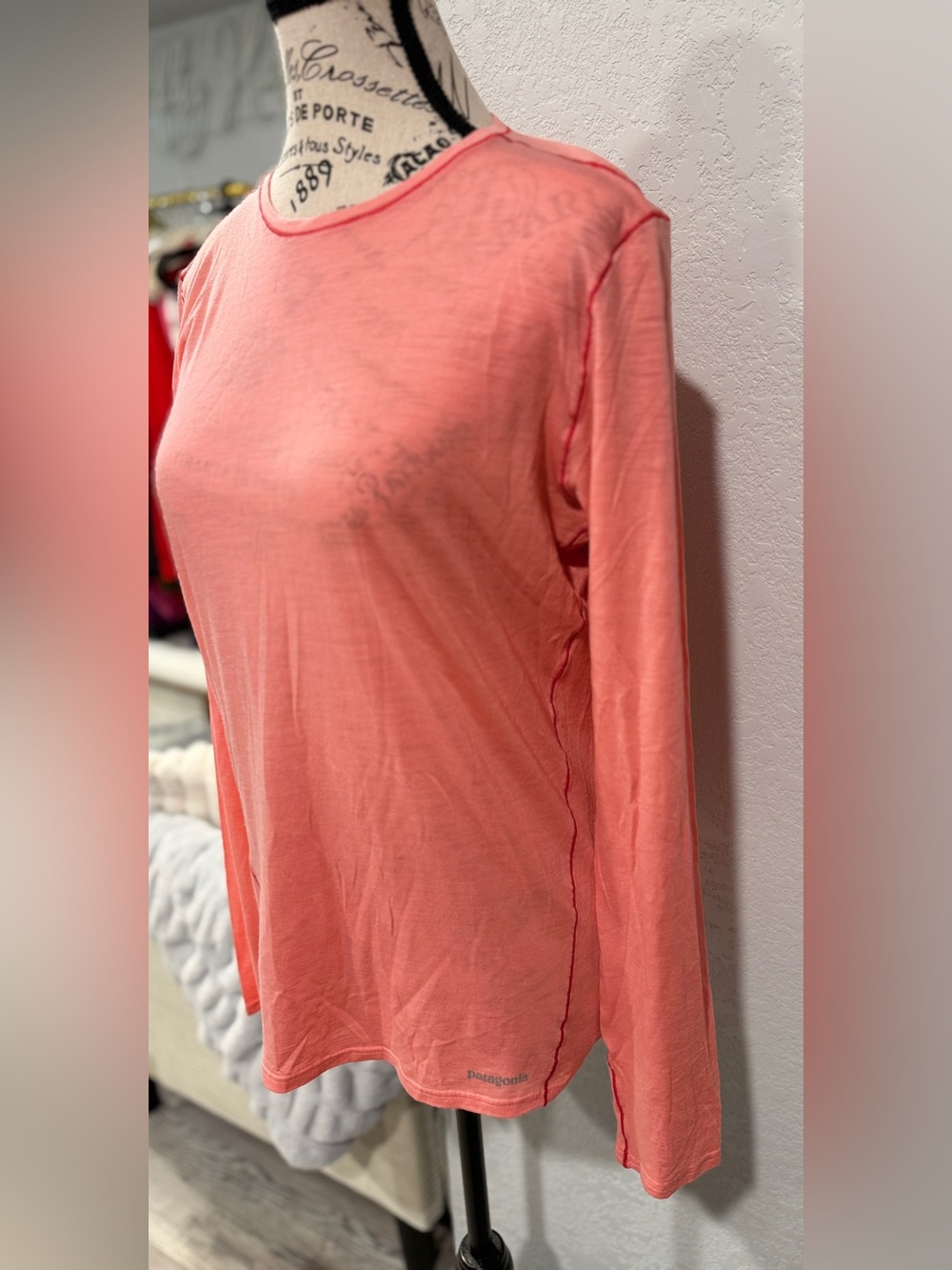 Patagonia Women’s Coral Pink Long Sleeve Lightweight Performance Shirt Medium - Picture 5 of 8